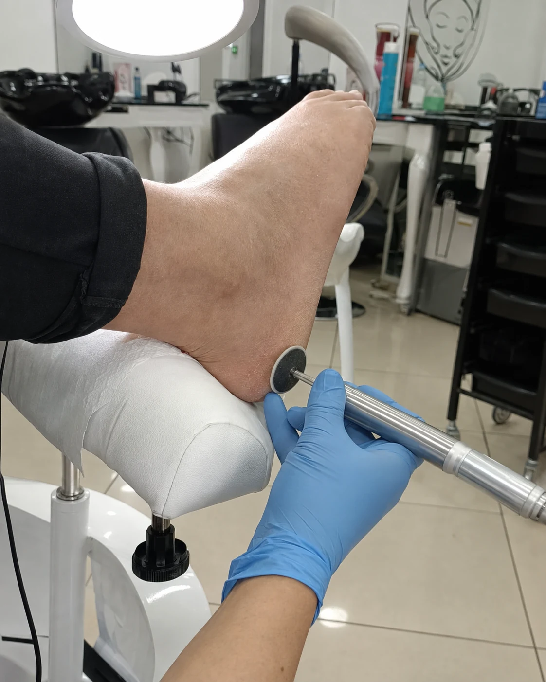 Pé apoiado durante o tratamento profissional de uma calosidade